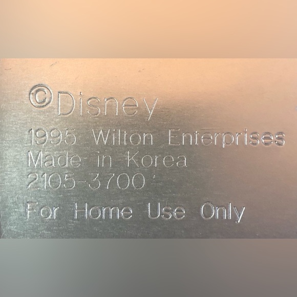 Vintage 1995 Wilton Pocahontas Holding Raccoon Cake Pan #2105-3700 - Picture 5 of 8